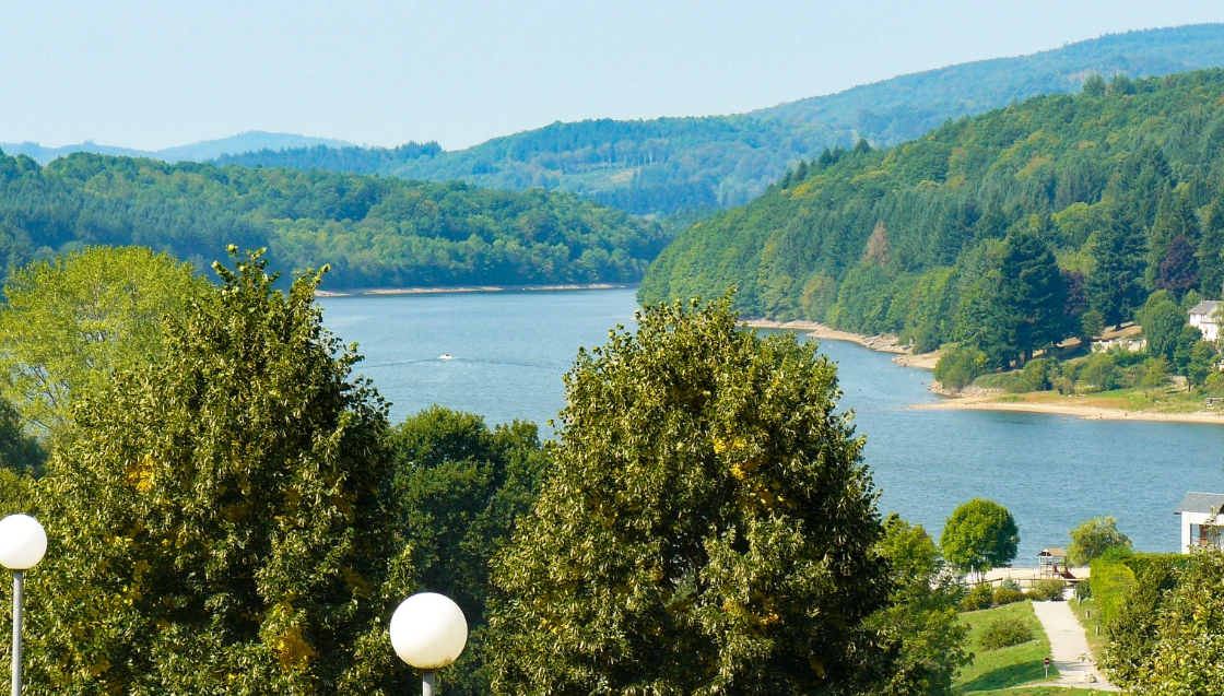 Vue du lac de la Raviège en face des hébergements camping : L’Auberge de La Salvetat-sur-Agoût, location de vacances à La Salvetat-sur-Agout